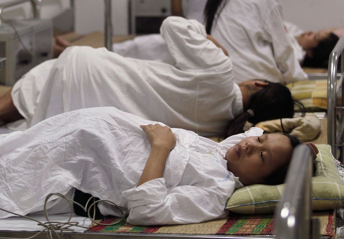 Các thai phụ đang nằm chờ sinh tại Bệnh viện phụ sản Trung ương ở Hà Nội, Việt Nam.
